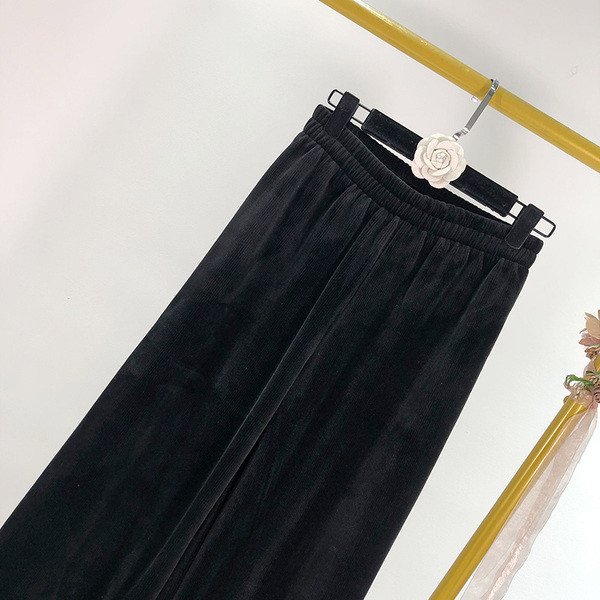 Hosszú és széles bársony nadrág elasztikus derékkal