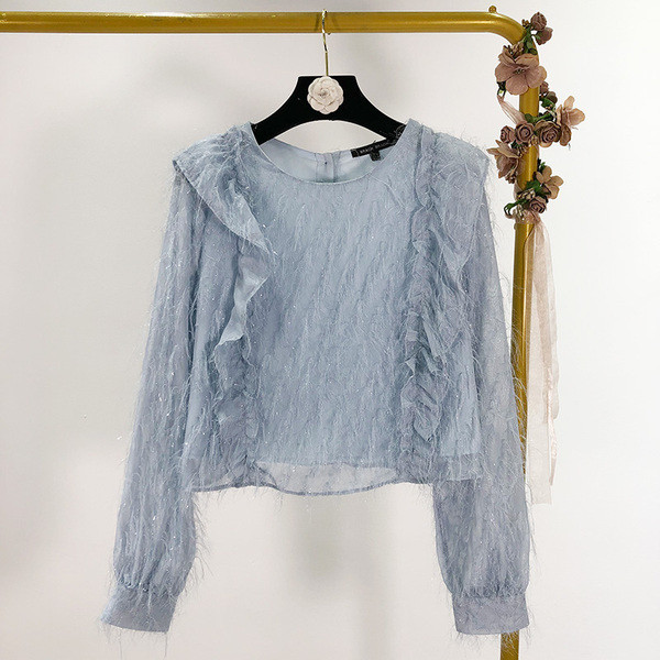 Modern női blúz fürtökkel és kék rojtokkal