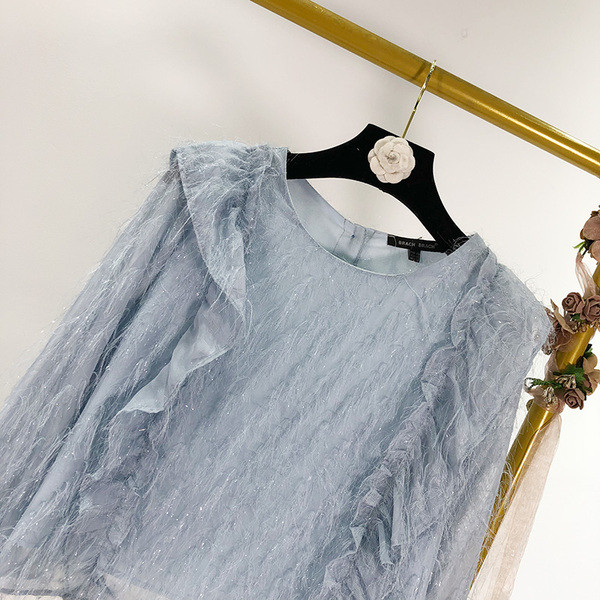 Modern női blúz fürtökkel és kék rojtokkal