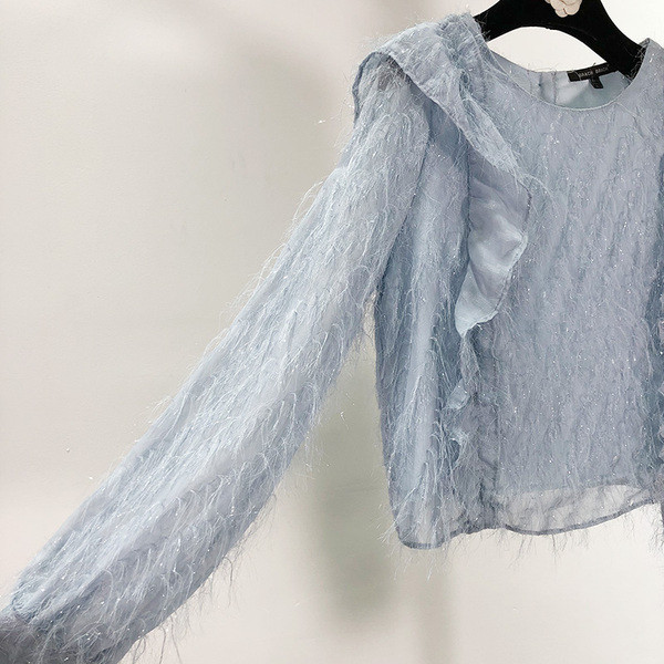 Modern női blúz fürtökkel és kék rojtokkal