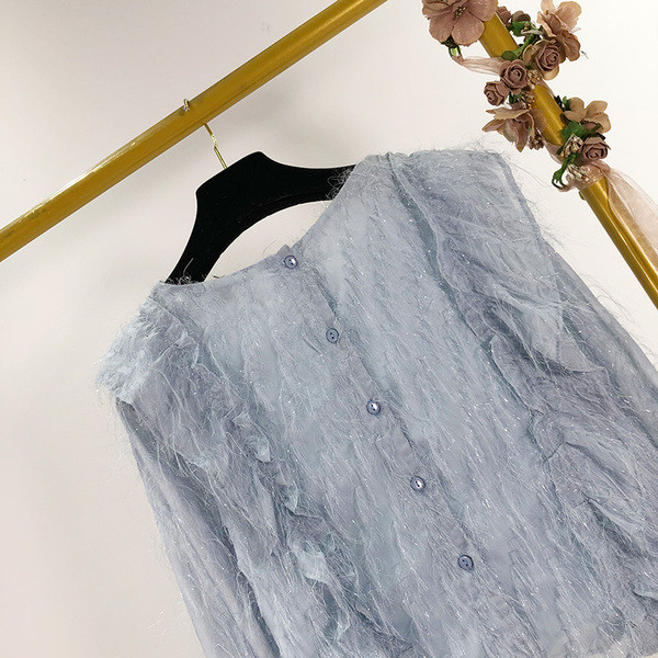 Modern női blúz fürtökkel és kék rojtokkal