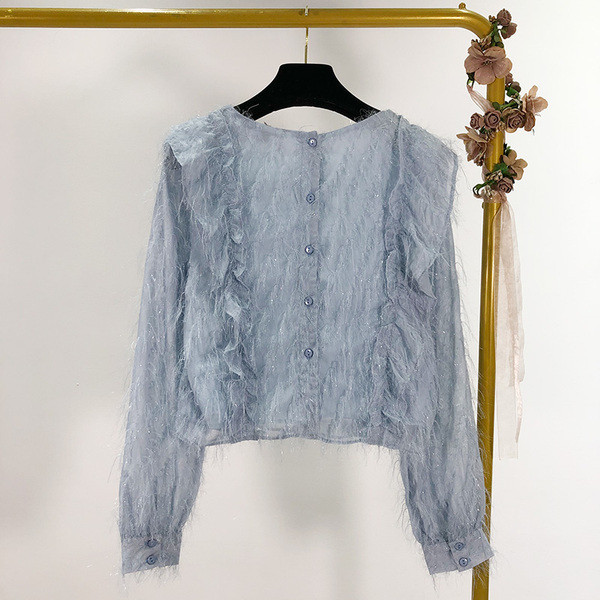 Modern női blúz fürtökkel és kék rojtokkal