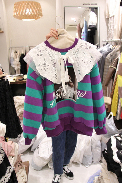 Bluză de damă modernă în dungi cu aplicație colorată