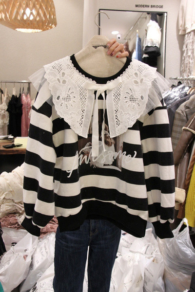 Bluză de damă modernă în dungi cu aplicație colorată