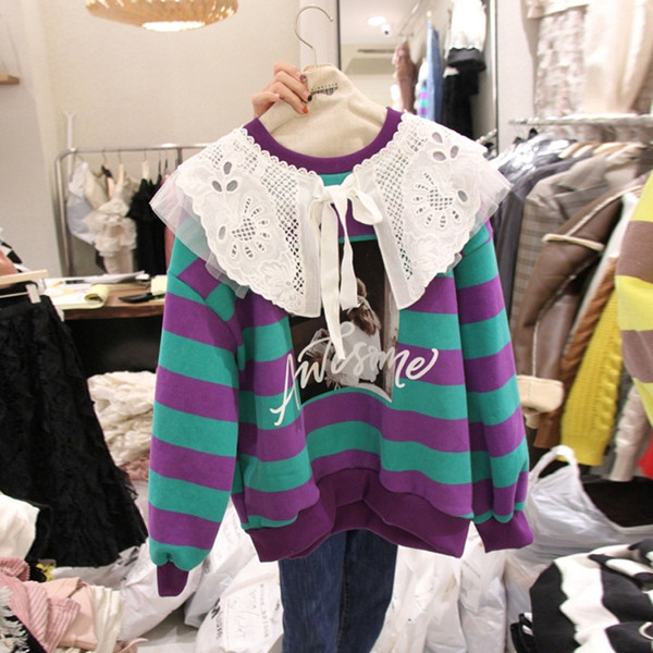 Bluză de damă modernă în dungi cu aplicație colorată