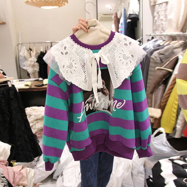 Bluză de damă modernă în dungi cu aplicație colorată