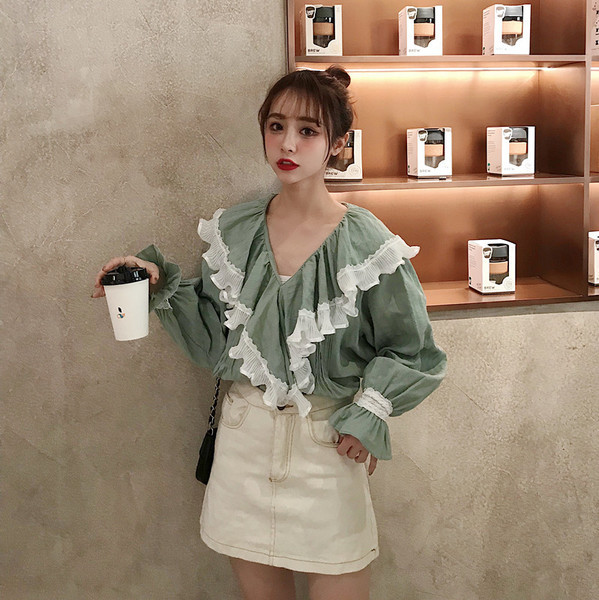 Modern női blúz spitz nyakkivágással, zöld és fehér színben