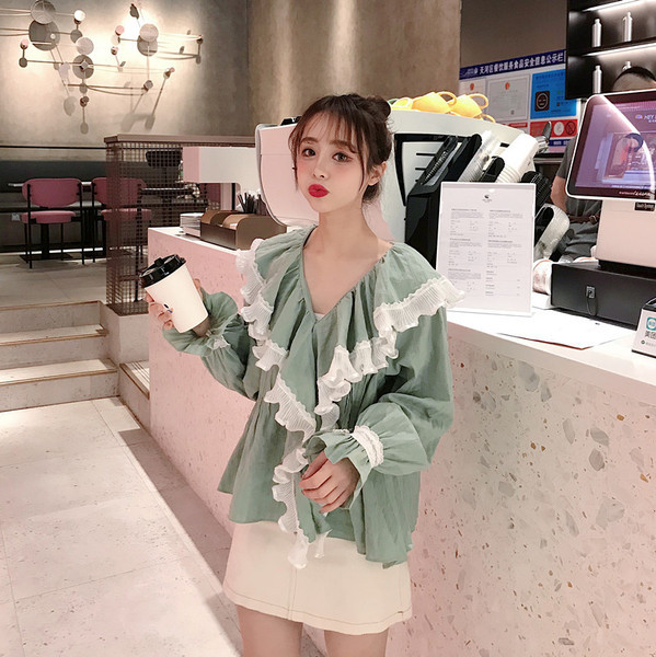 Modern női blúz spitz nyakkivágással, zöld és fehér színben