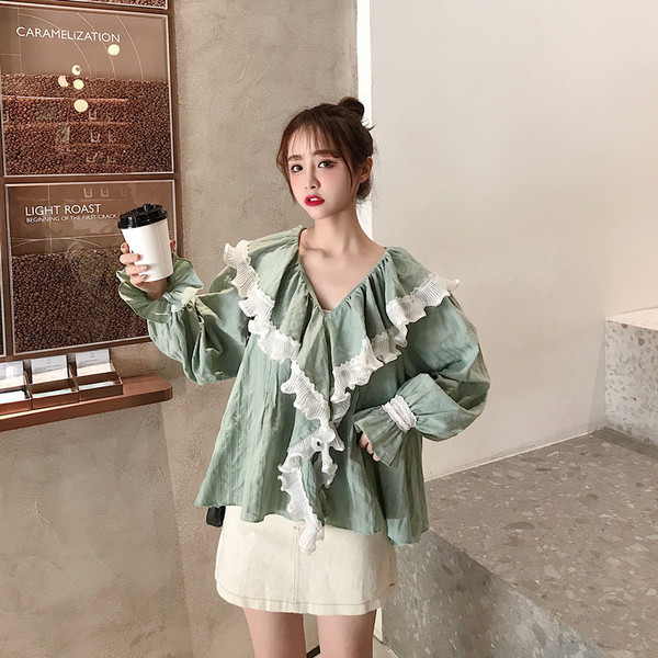 Modern női blúz spitz nyakkivágással, zöld és fehér színben