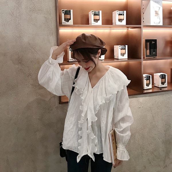 Modern női blúz spitz nyakkivágással, zöld és fehér színben