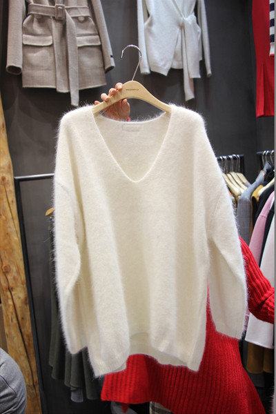 Női téli pulóver spitz nyakkivágással, rózsaszín és fehér színben