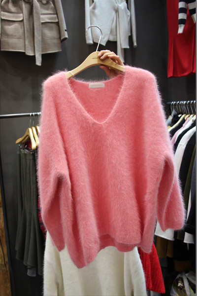 Női téli pulóver spitz nyakkivágással, rózsaszín és fehér színben