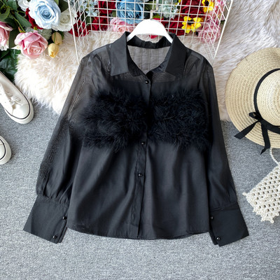 Stílusos női ing gombokkal és pehelyszínnel bézs és fekete színben