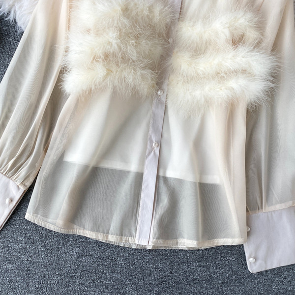 Stílusos női ing gombokkal és pehelyszínnel bézs és fekete színben