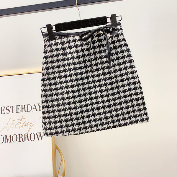 Fusta de dama moderna cu panglica in negru si maro