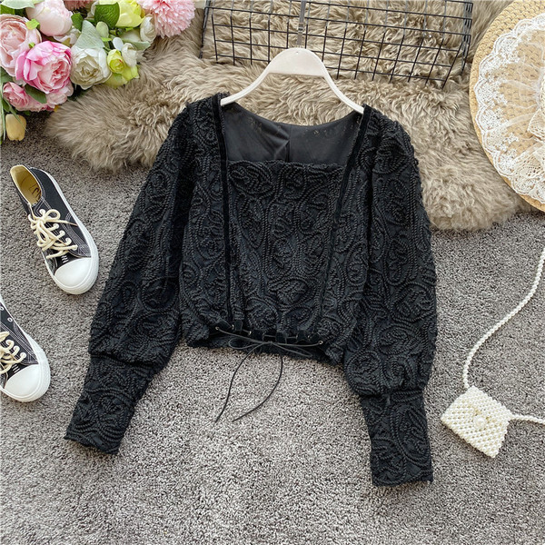 Modern női csipkeblúz négyzet alakú nyakkivágással, megkötővel fehér és fekete színben