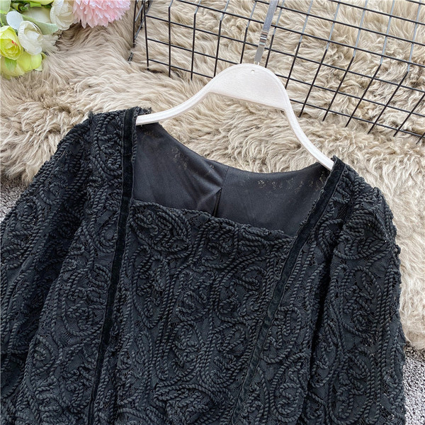 Modern női csipkeblúz négyzet alakú nyakkivágással, megkötővel fehér és fekete színben