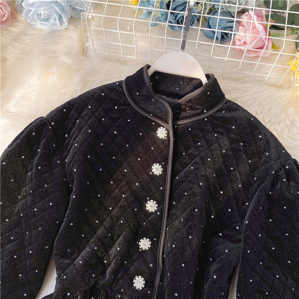 Modern női bársony kabát fekete színű gombokkal