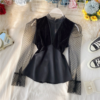 Stílusos női blúz csipkével és magas gallérral fekete színben