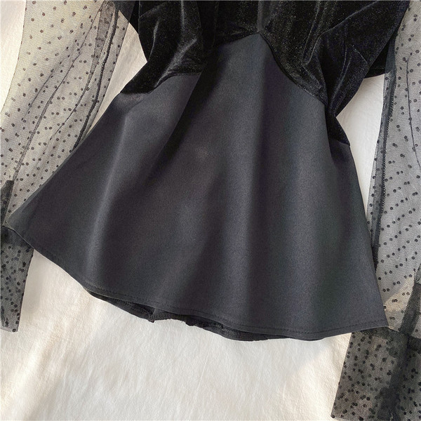 Stílusos női blúz csipkével és magas gallérral fekete színben