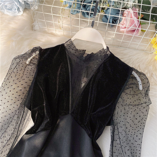 Stílusos női blúz csipkével és magas gallérral fekete színben