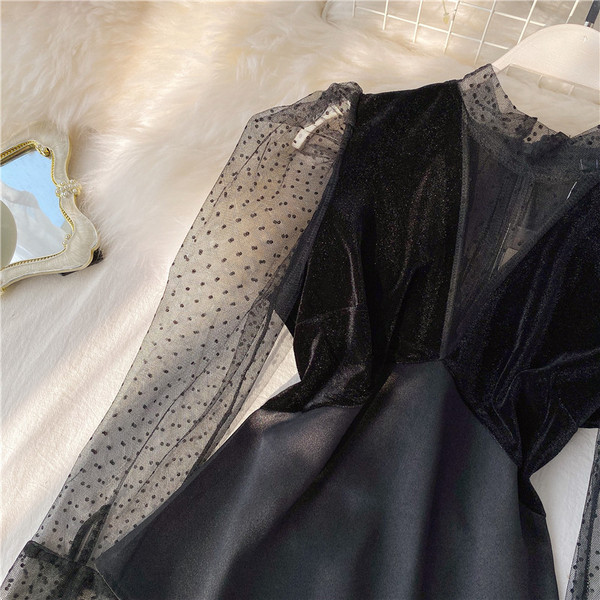 Stílusos női blúz csipkével és magas gallérral fekete színben