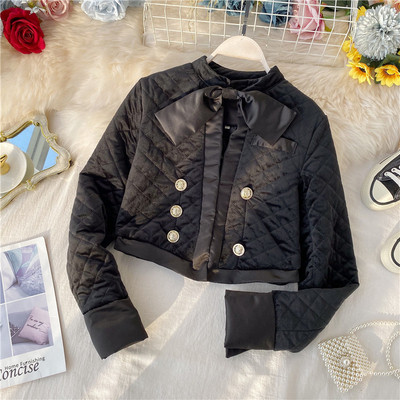 Modern női rövid kabát fekete szalaggal