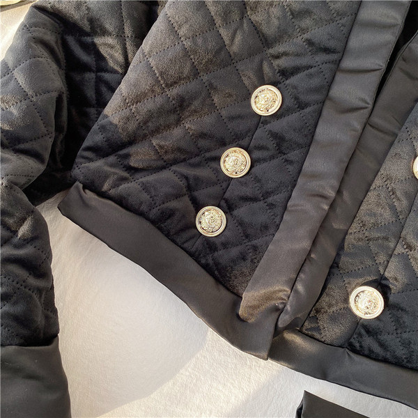 Modern női rövid kabát fekete szalaggal