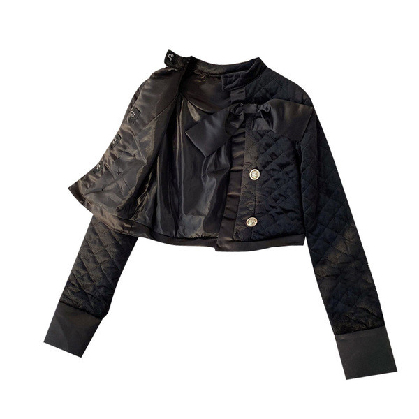 Modern női rövid kabát fekete szalaggal