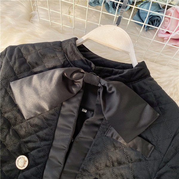 Modern női rövid kabát fekete szalaggal