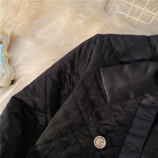 Modern női rövid kabát fekete szalaggal