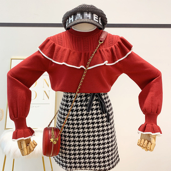 Modern női pulóver kerek nyakkivágással bézs, fekete és piros színben