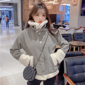 Új modell női kabát gombokkal és magas gallérral