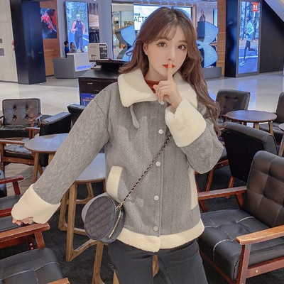 Új modell női kabát gombokkal és magas gallérral