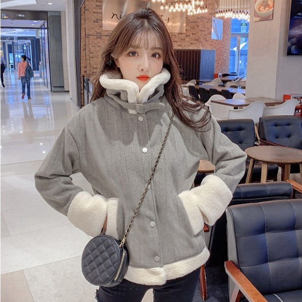 Új modell női kabát gombokkal és magas gallérral