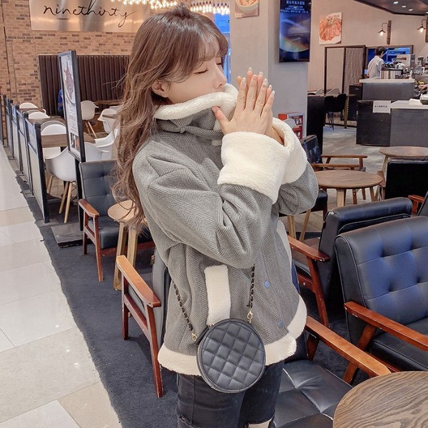 Új modell női kabát gombokkal és magas gallérral