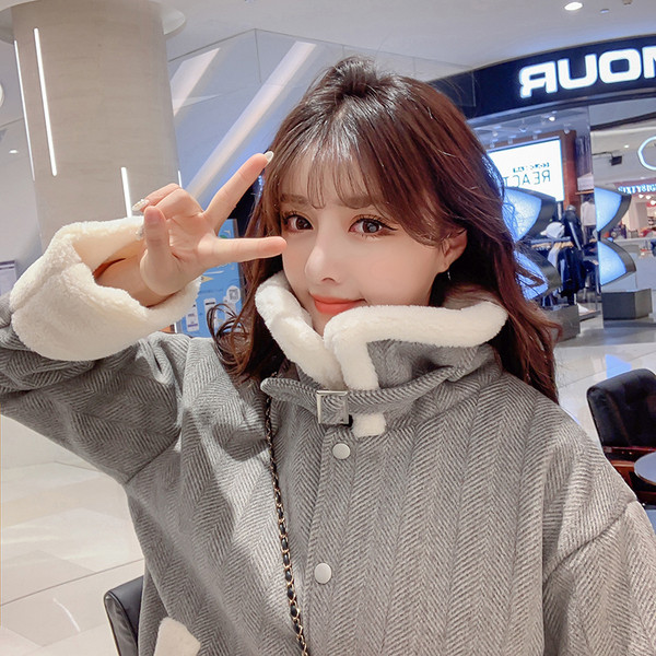 Új modell női kabát gombokkal és magas gallérral