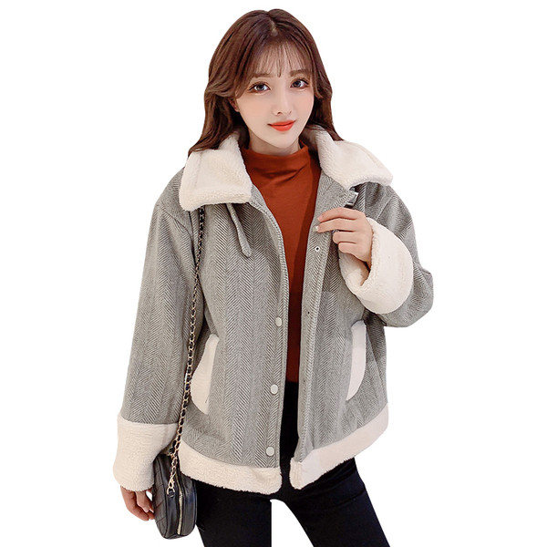 Új modell női kabát gombokkal és magas gallérral