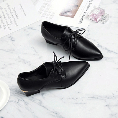 Alkalmi női bőrcipő fűzős hegyes mintával