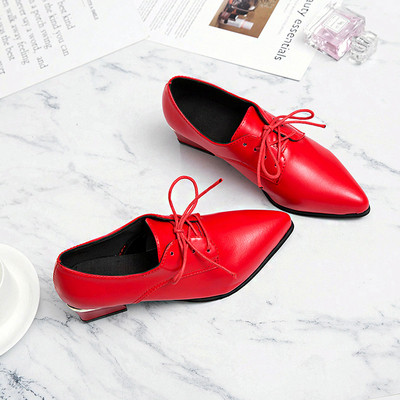 Alkalmi női bőrcipő fűzős hegyes mintával