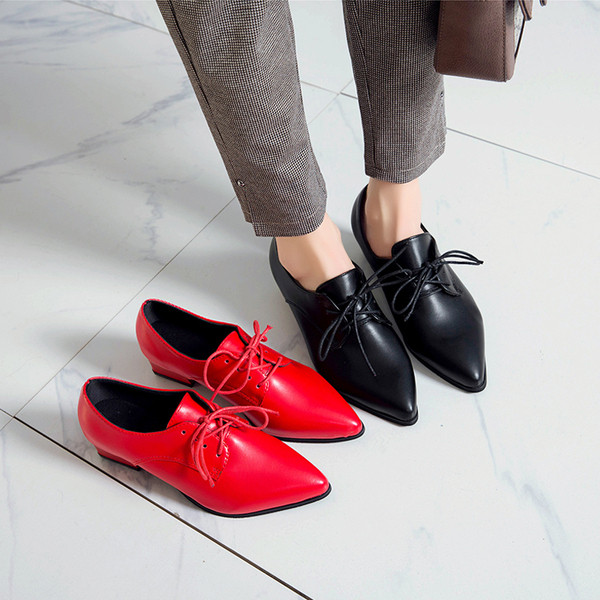 Alkalmi női bőrcipő fűzős hegyes mintával