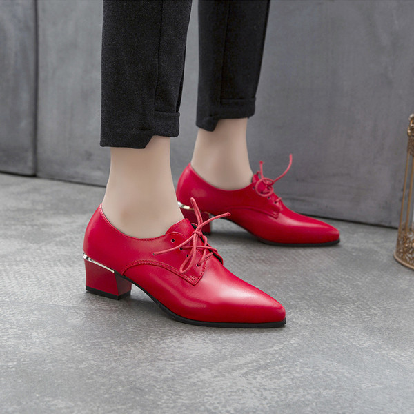 Alkalmi női bőrcipő fűzős hegyes mintával