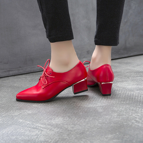 Alkalmi női bőrcipő fűzős hegyes mintával