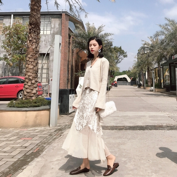 Női hosszú szabású bársony és tüll szoknya