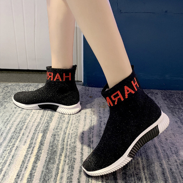 Aktuális női zokni típusú tornacipő színes feliratokkal