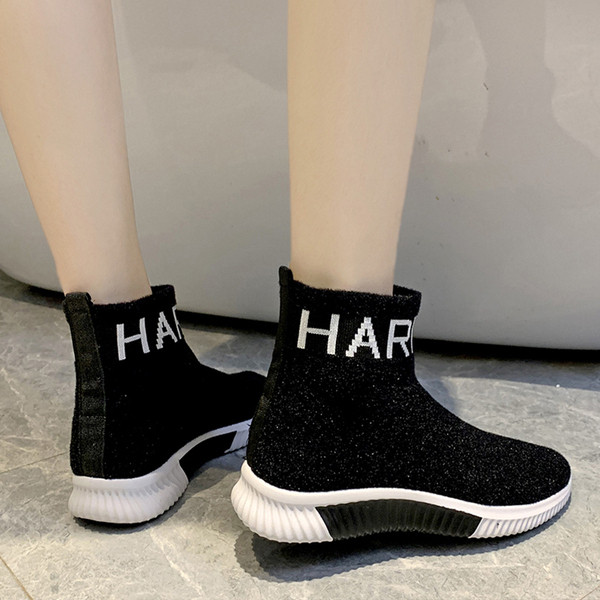 Aktuális női zokni típusú tornacipő színes feliratokkal