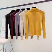 Μοντέρνο γυναικείο πουλόβερ με υψηλό κολάρο πόλο και κουμπιά στα μανίκια