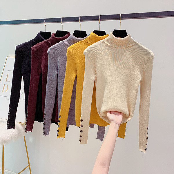 Μοντέρνο γυναικείο πουλόβερ με υψηλό κολάρο πόλο και κουμπιά στα μανίκια