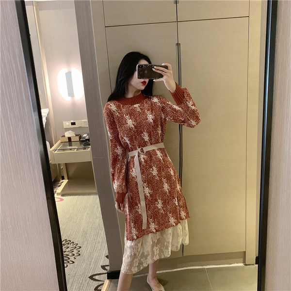 Hosszú kötött ruha csipkével, két színben