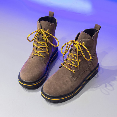 Női téli csizma színes fekete és bézs színű fűzővel